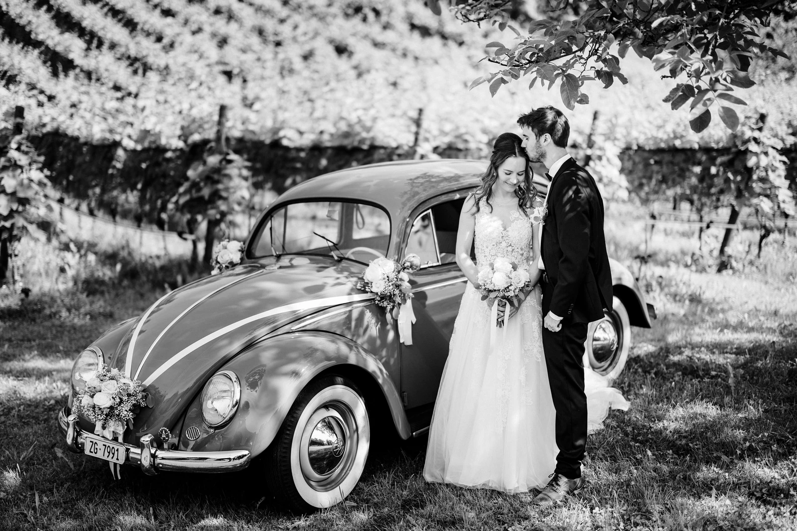 Brautpaarshooting beim Seeburghof mit Oldtimer VW Käfer