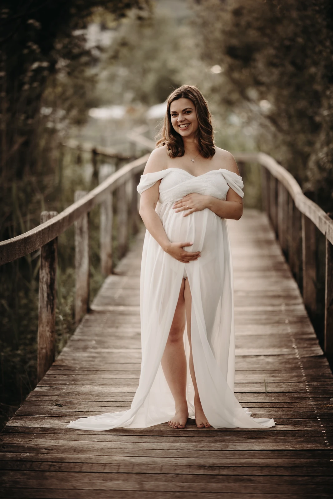 Babybauchfotos mit weissem Kleid nach So