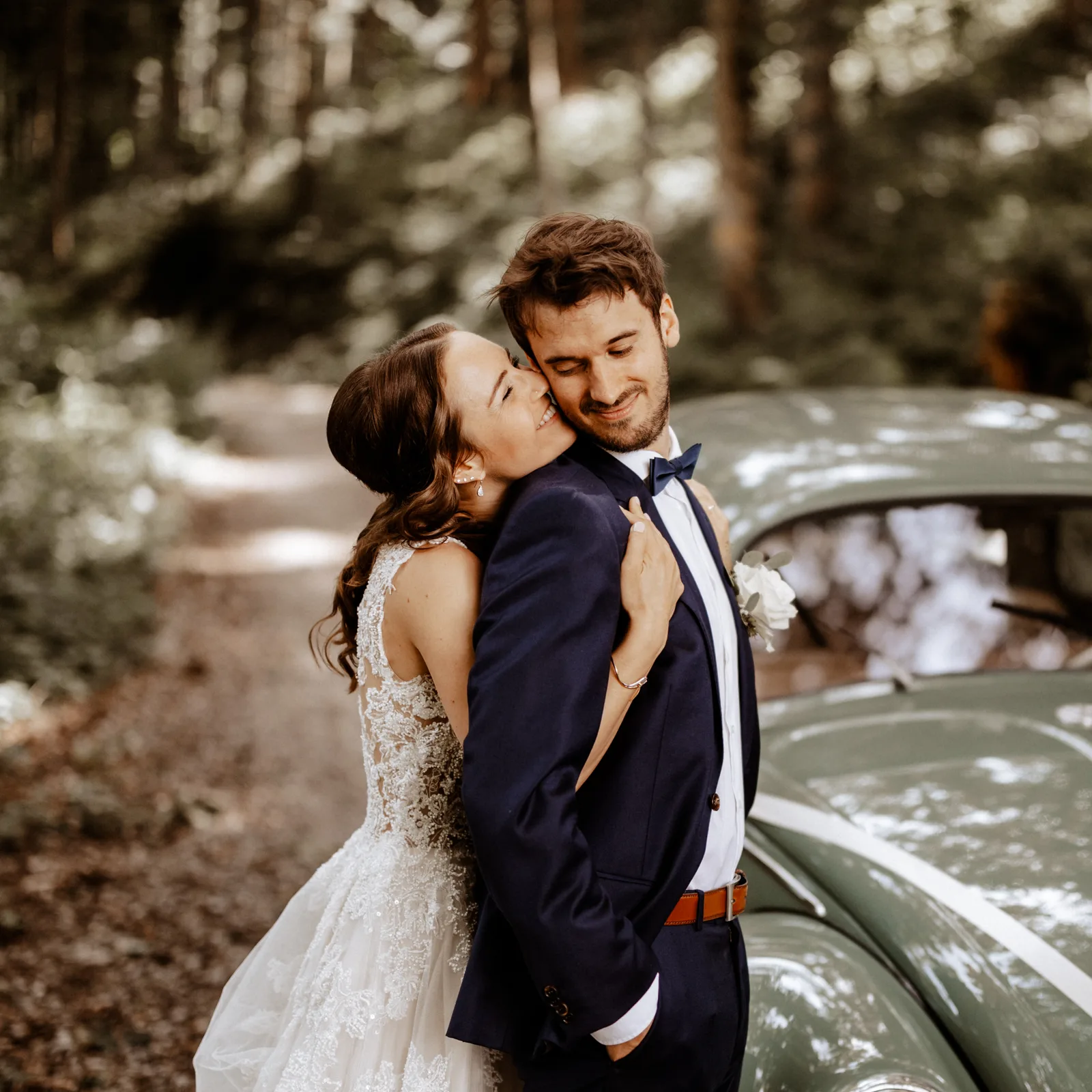 Hochzeitsfotograf Zentralschweizbrautpaartshooting im Wald mit Oldtimer