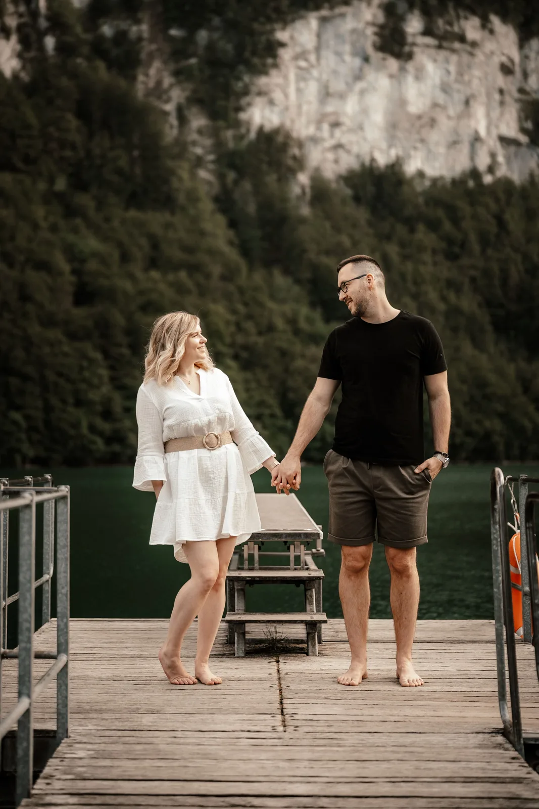 Paarshooting-natürlich-authentisch-berge-see-paar-romantisch-paarfotografie-auf Steg