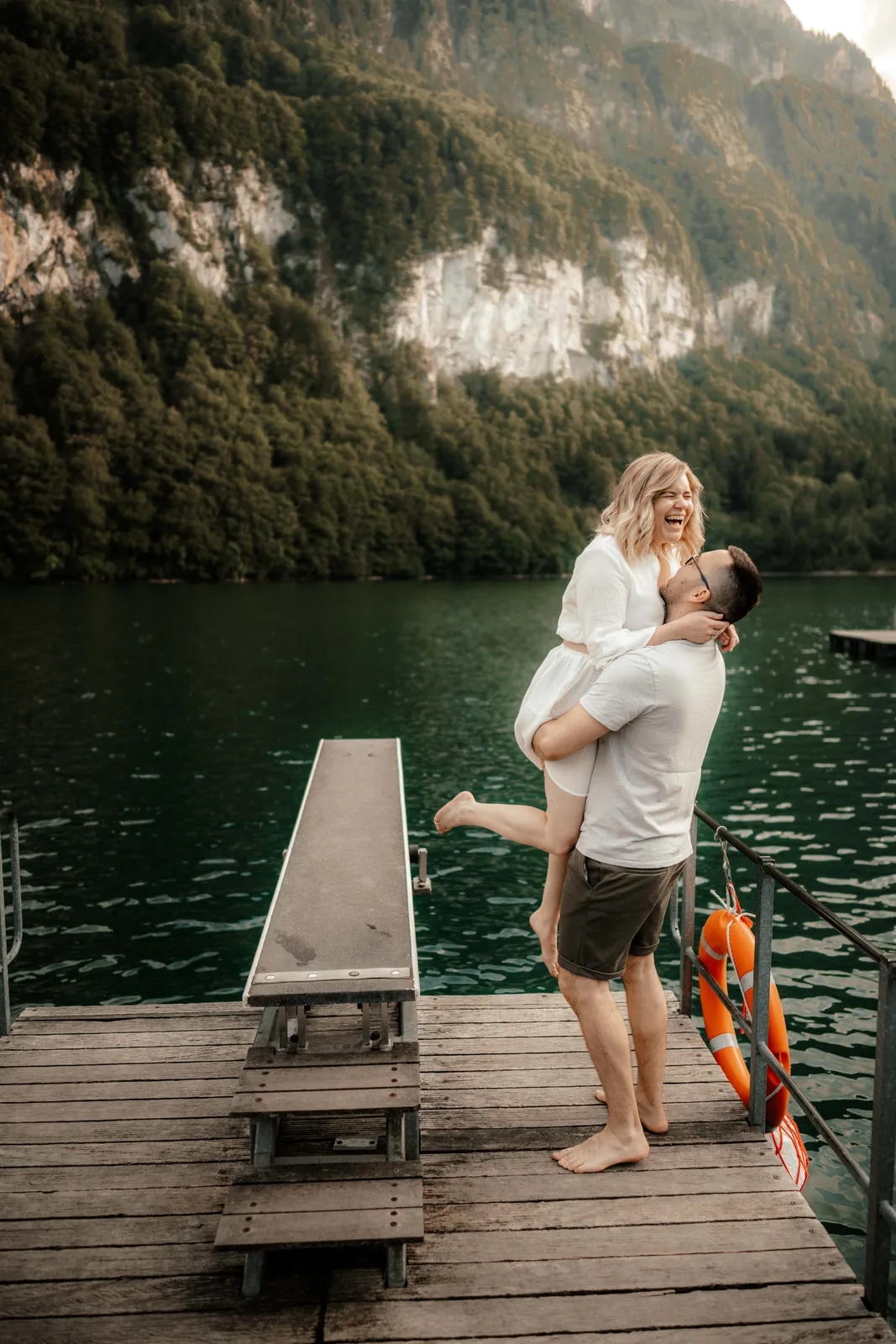 Paarshooting-natürlich-authentisch-berge-see-paar-romantisch-paarfotografie