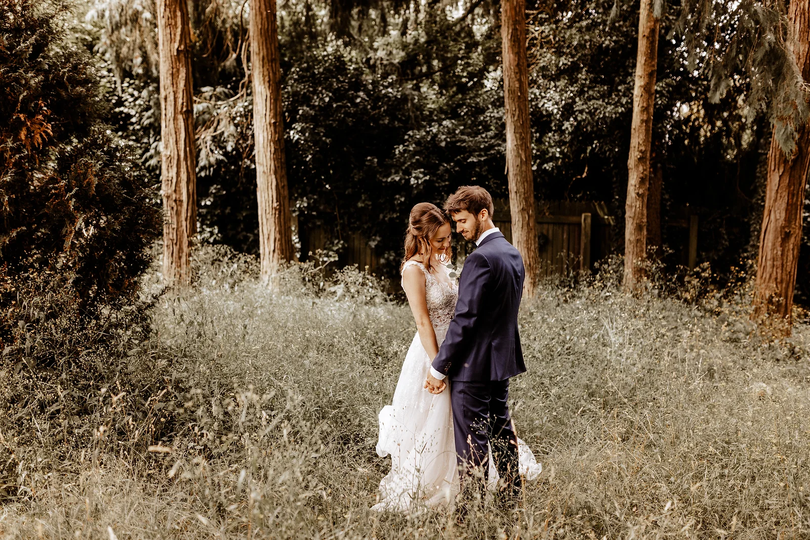 Brautpaar in hohem Gras-dyntar photography luzern-hochzeitsfotograf