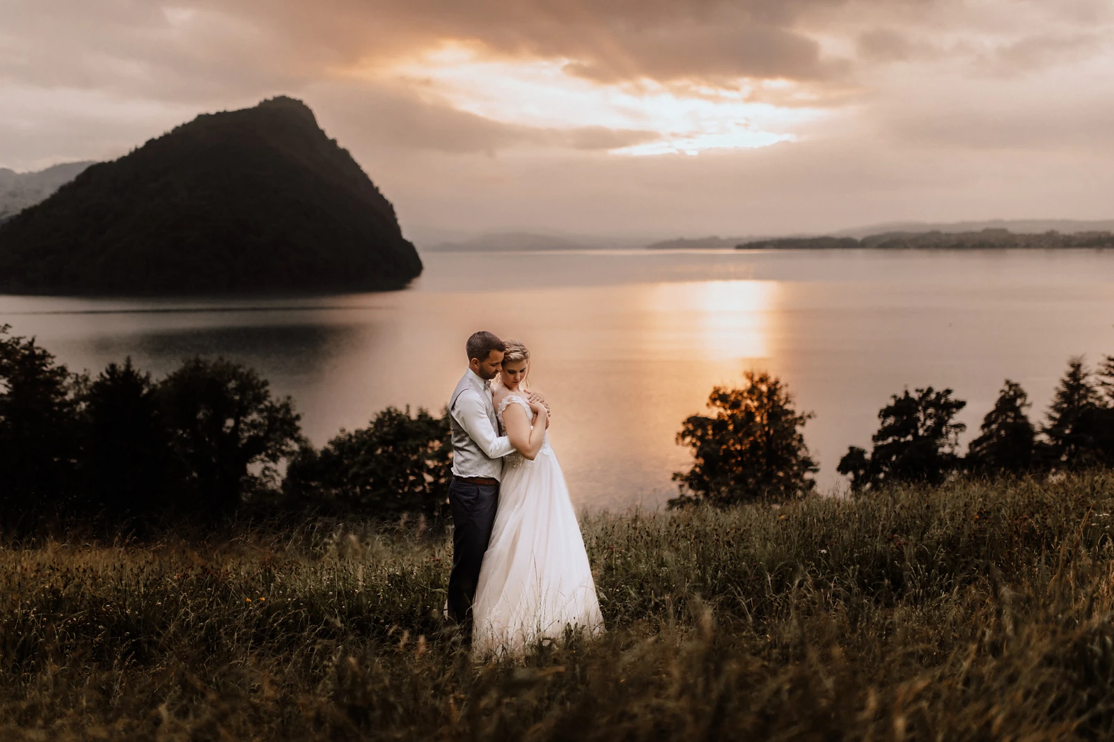 Hochzeitsfotograf Luzern Vitznau-Brautpaarshooting bei Sonnenuntergang 2.jpg