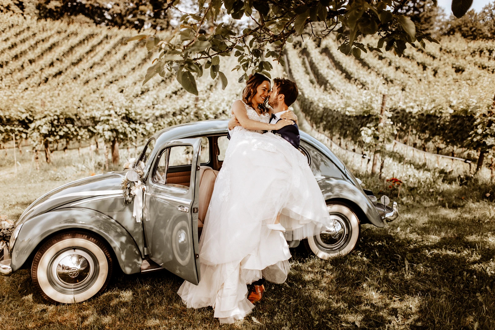 Brautpaarshooting beim Seeburghof mit Oldtimer VW Käfer 6