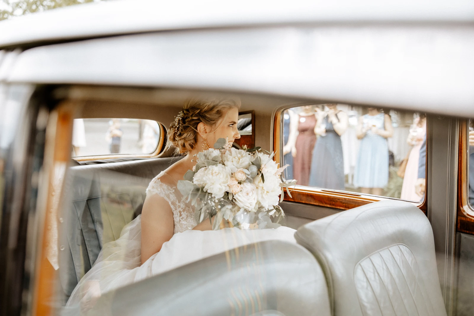 Braut im Oldtimer-Hochzeitsfotograf Zentralschweiz.jpg