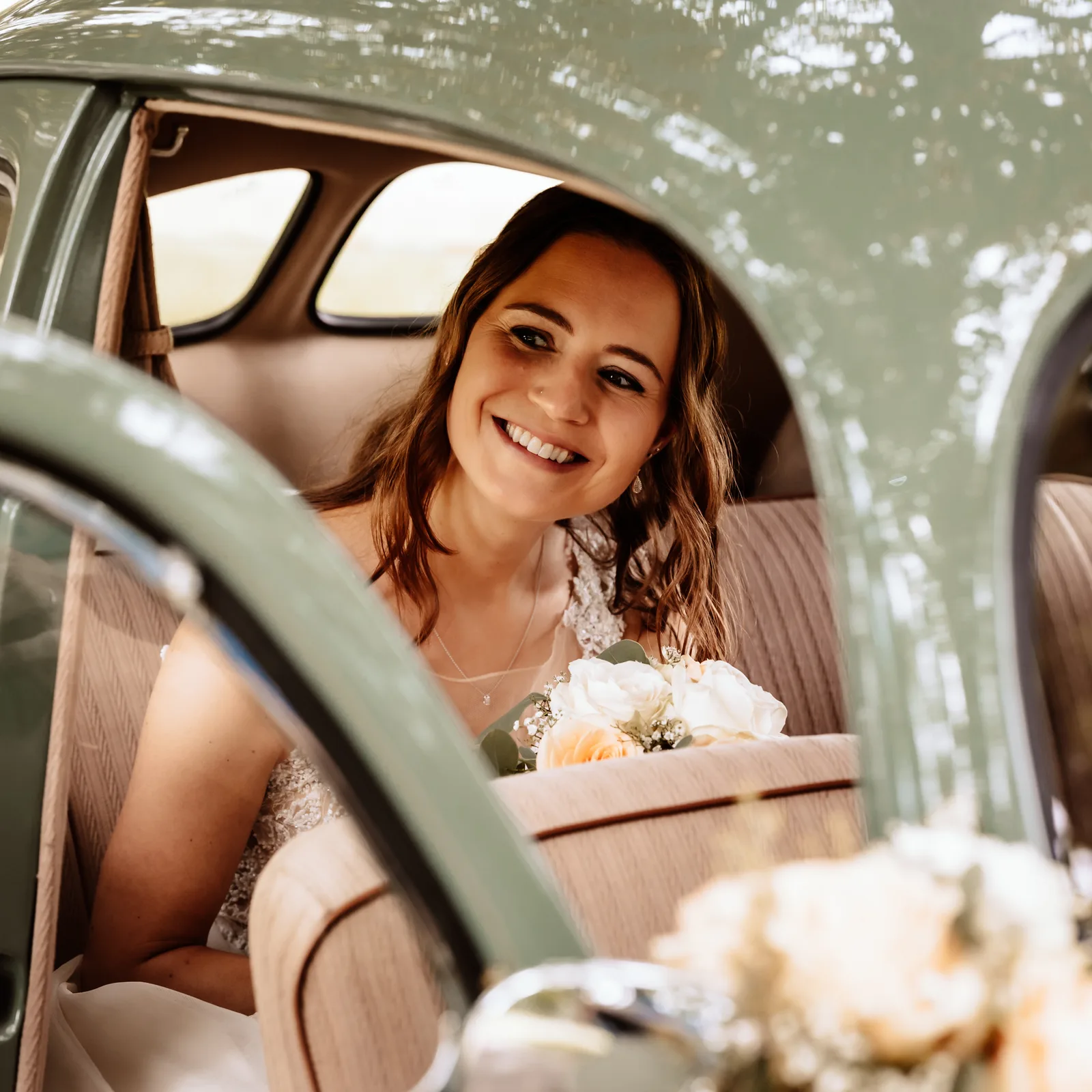 Braut im Oldtimer VW Käfer