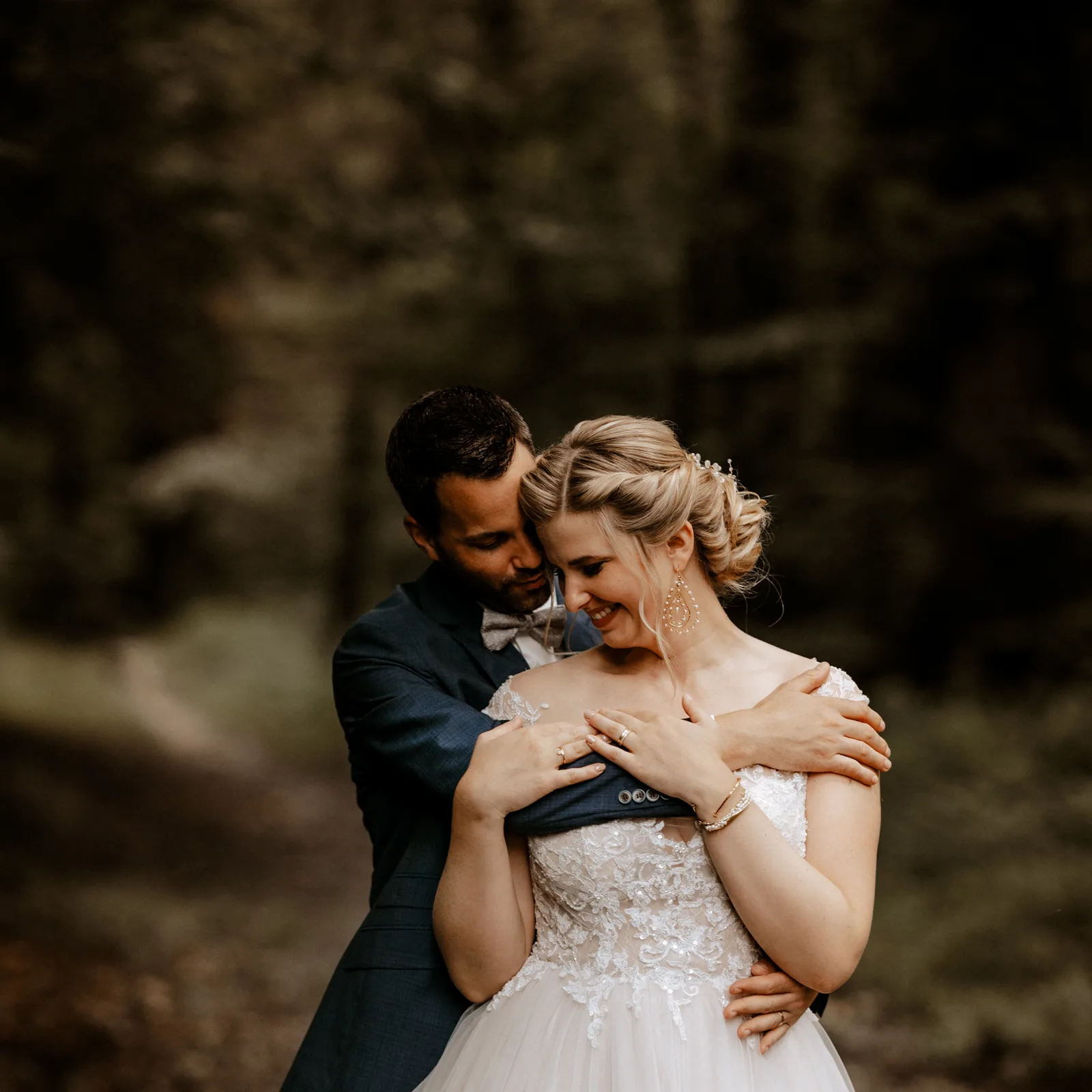 Brautpaarshooting im Wald-natürliche Brautpaarfotos.jpg