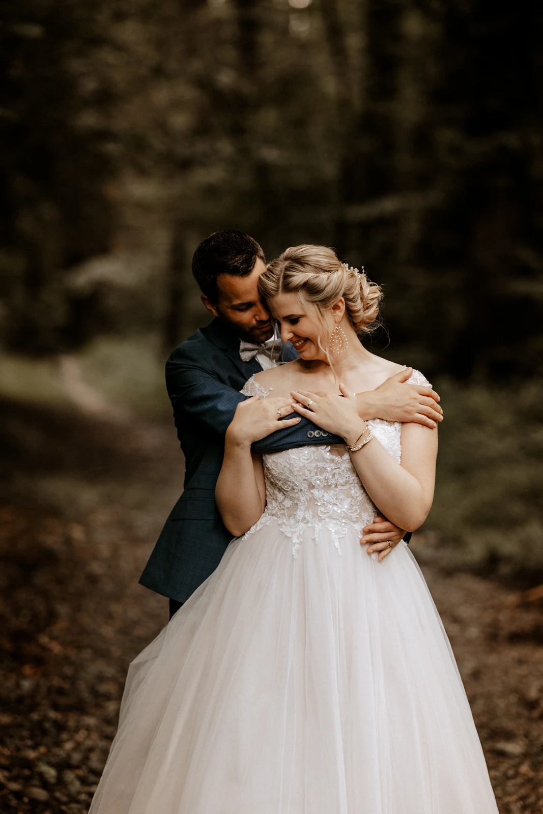 Brautpaarshooting im Wald-natürliche Brautpaarfotos.jpg