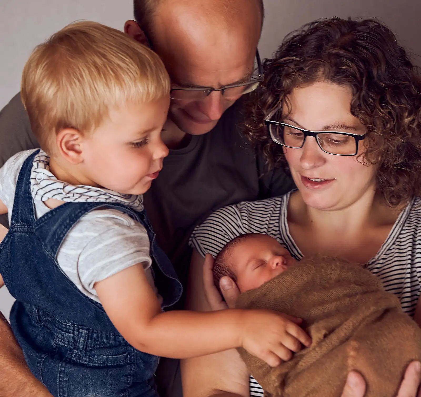 Familinefoto mit newborn-familienfotograf luzern