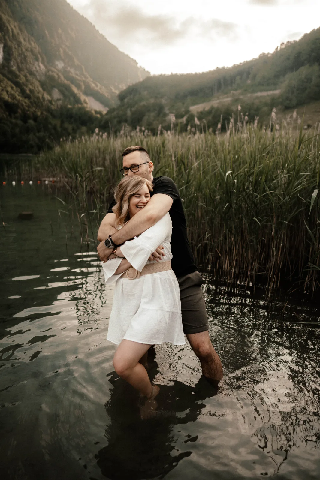 Paarshooting-natürlich-authentisch-berge-see-paar-romantisch-paarfotografie-im See