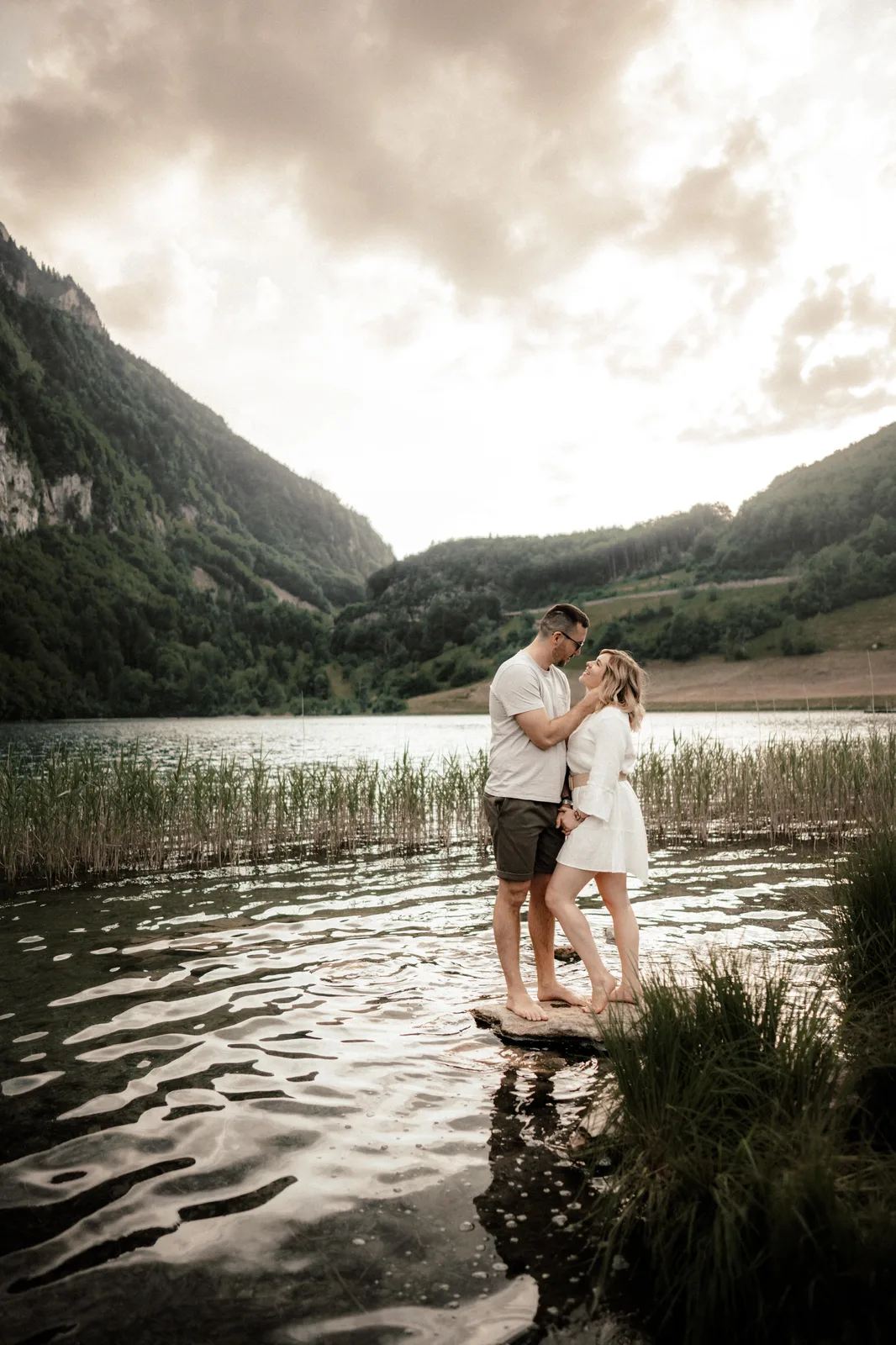 Paarshooting-berge-see-paar-romantisch-paarfotografie-landschaft