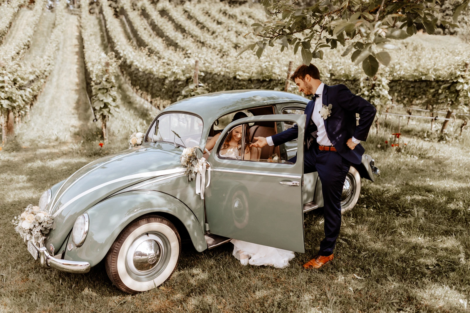 Brautpaarshooting beim Seeburghof mit Oldtimer VW Käfer 2
