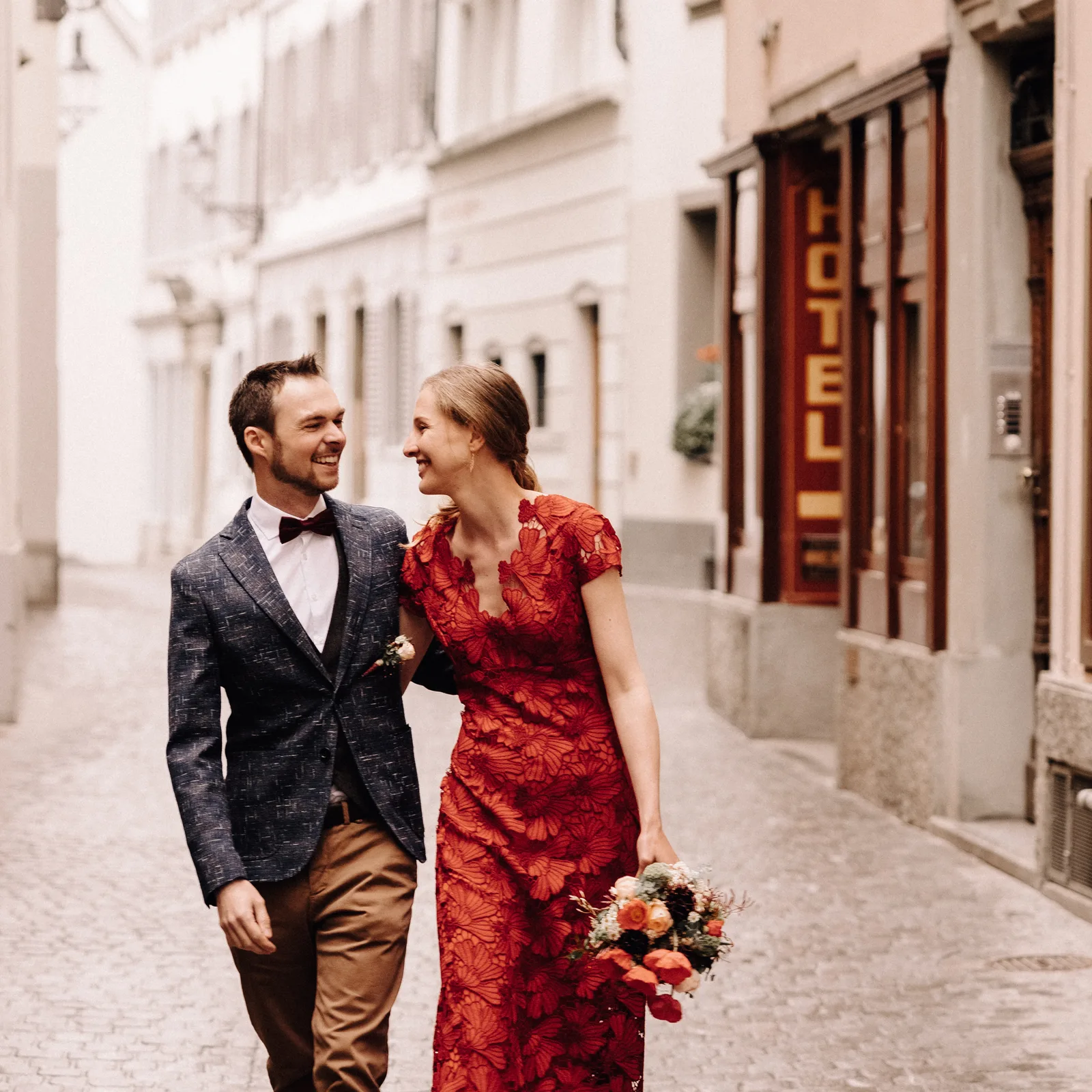 Brautpaarshooting in der Altsatdt von Luzern-Rotes Hochzeitskleid