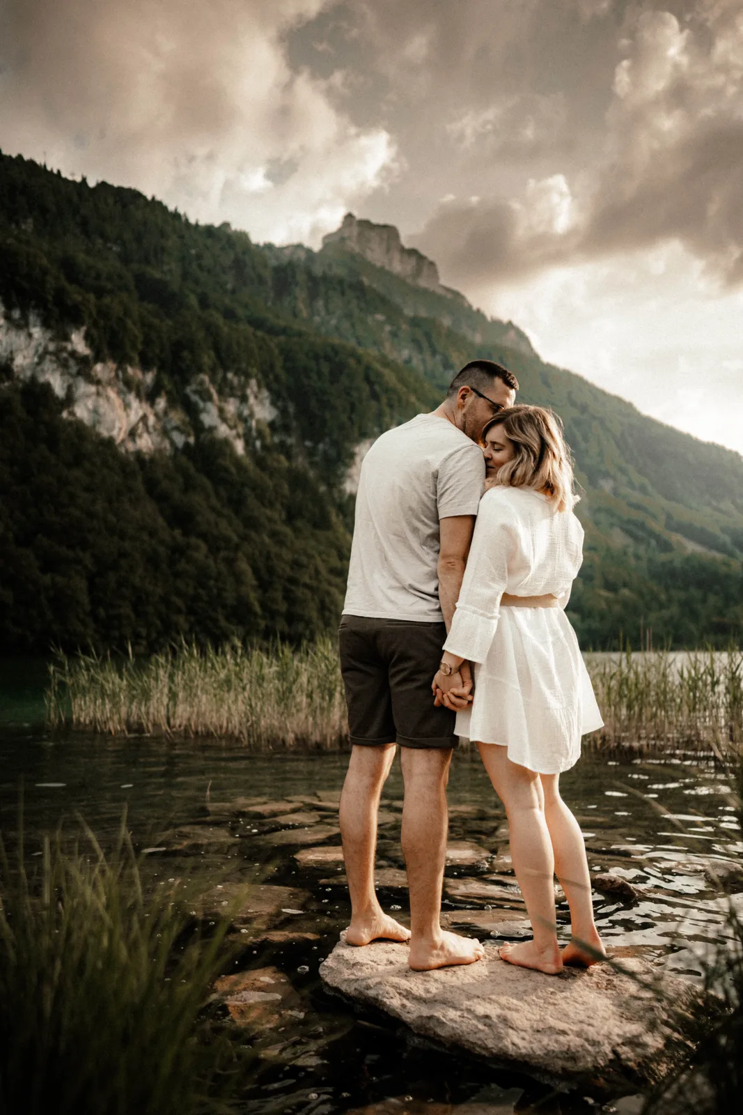 Paarshooting-berge-see-paar-romantisch-paarfotografie