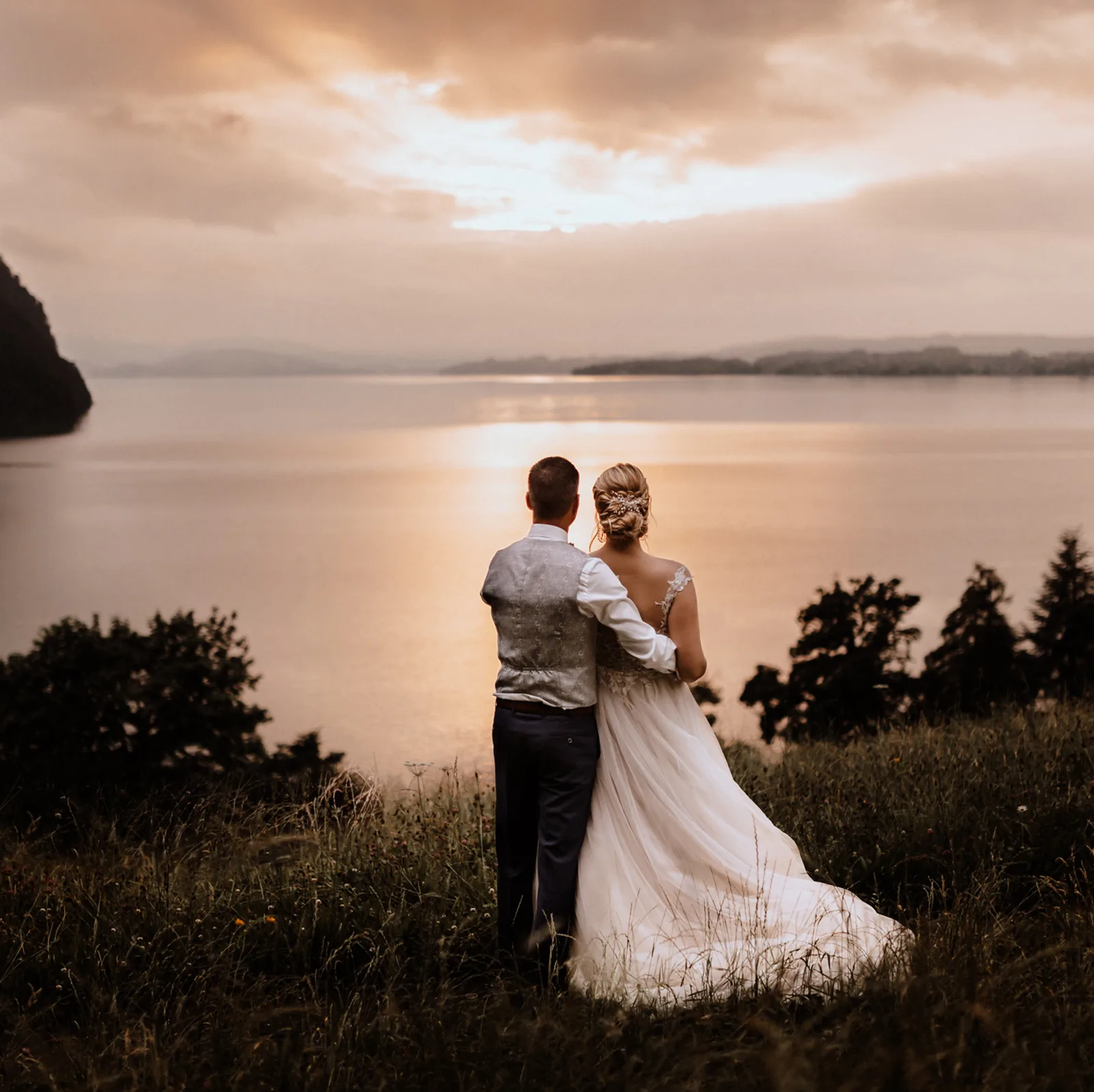 Hochzeitsfotograf Luzern Vitznau-Brautpaarshooting bei Sonnenuntergang 3.jpg