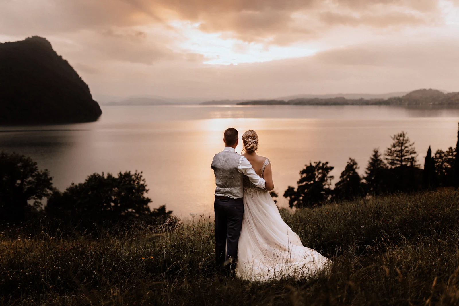 Hochzeitsfotograf Luzern Vitznau-Brautpaarshooting bei Sonnenuntergang 3.jpg